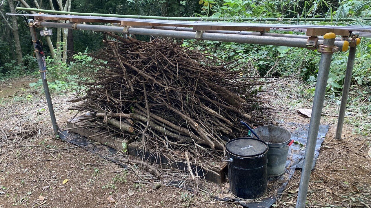 中央エリアの枝小屋・灰捨て場